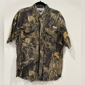 Men’s Camouflage Fishing Button Down Shirt, Size Medium
